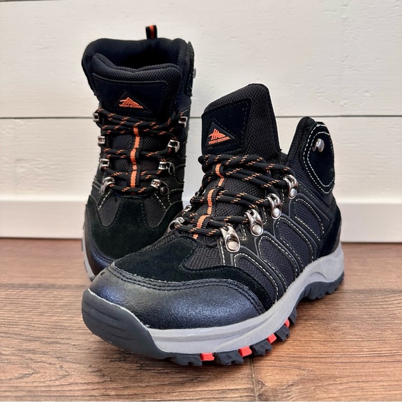 High Sierra hiking boots
Size: 3 - Picture 2 of 11